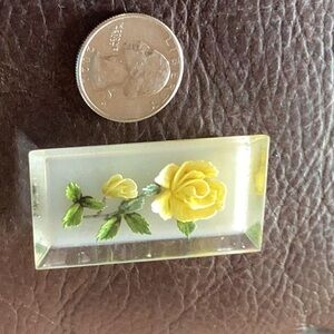 Lucite rose pin Brooch
Circa 1950
pin back with safety catch
good condition